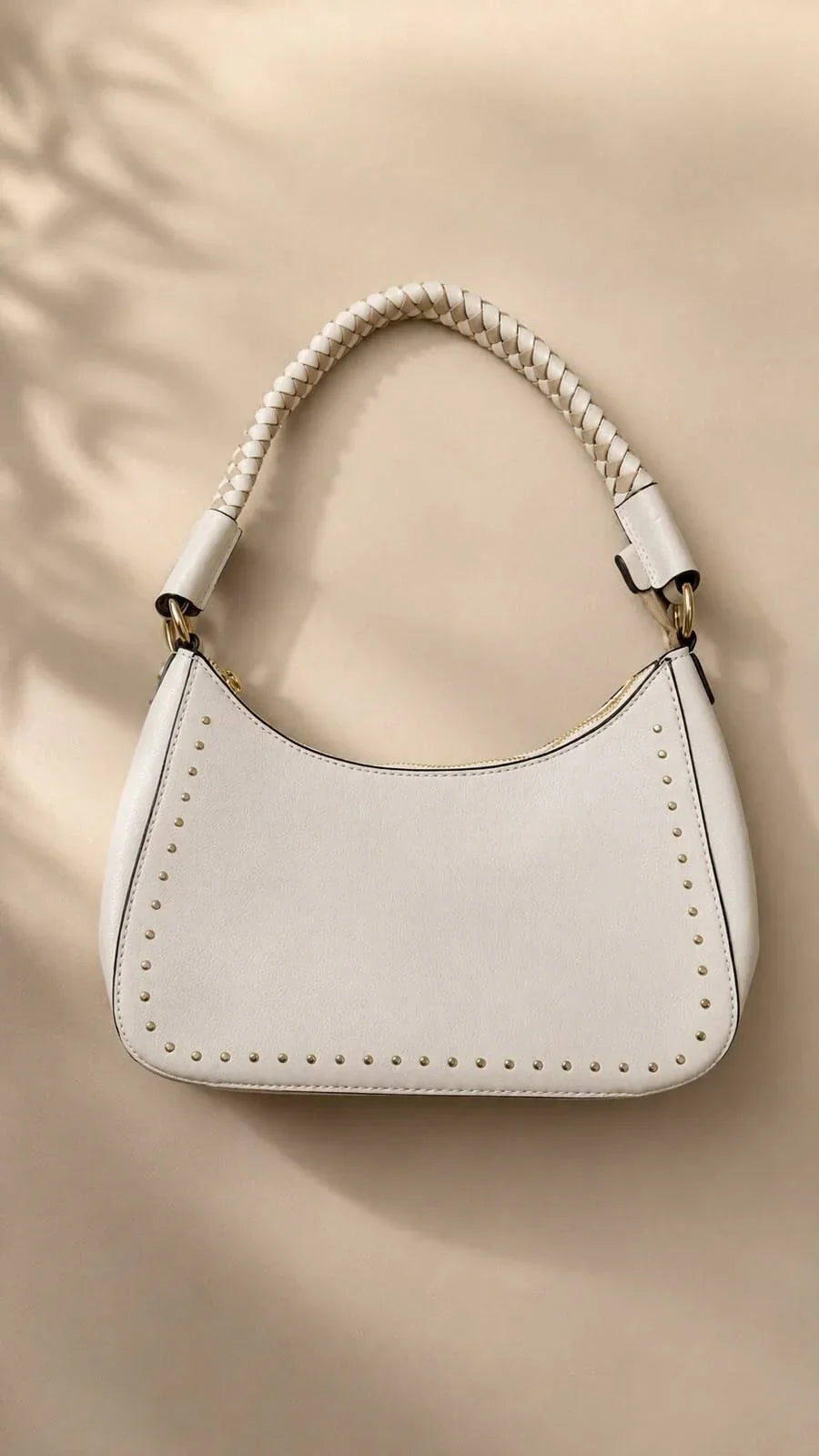 Bolsa Feminina Hobo Estruturada com Alça Trançada e Detalhes Dourados Modelo Brisa de Búzios